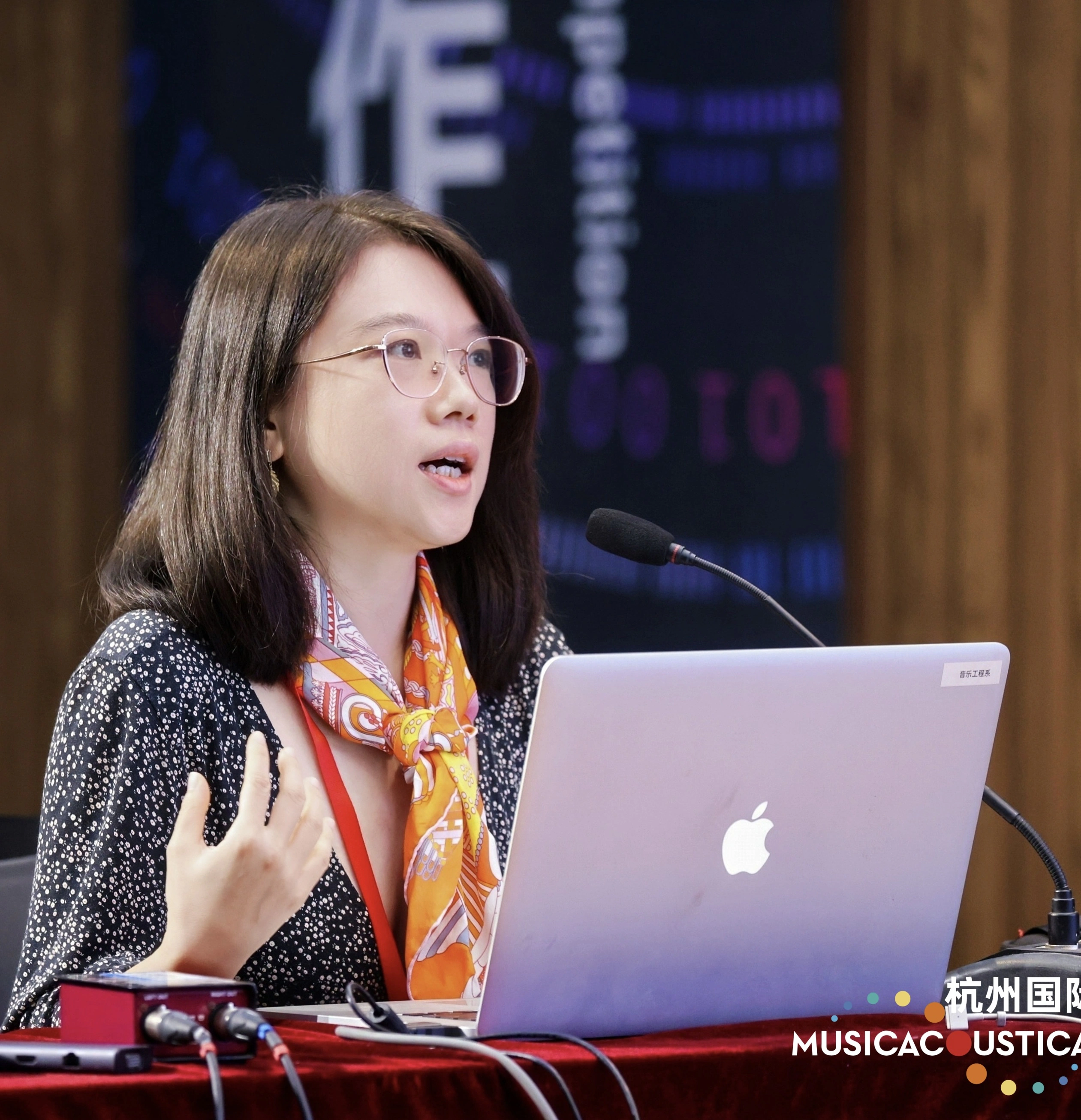 演讲活动现场的个人照片